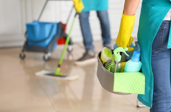 Servicio limpieza fregando casa